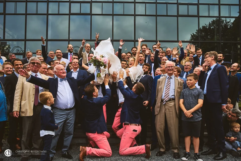 Mariage au Château de Bourgogne à Estaimpuis – Lieu romantique et photogénique 11 chateau de bourgogne belgique - photo de groupe devant la verrière