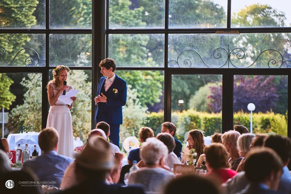 Mariage au Château de Bourgogne à Estaimpuis – Lieu romantique et photogénique 9 chateau de bougogne belgique - discours des mariés devant la verrière