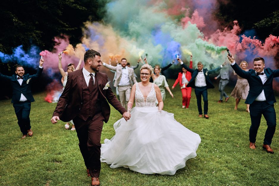 Fumigènes colorés pour une photo de couple unique à un mariage