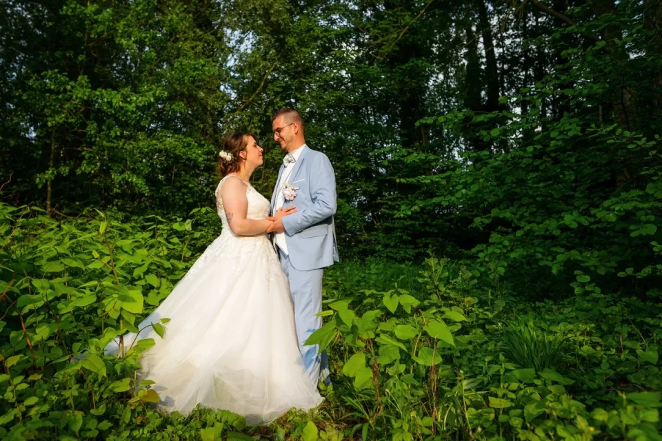 Photographe mariage Yvelines - Un couple complice en forêt.
