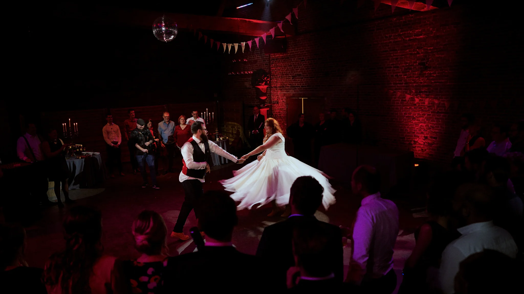 Première danse des mariés sous des couleurs écossaises à la Cense de Rigaux en Belgique. Photographe spécialisé dans les mariages en Belgique.