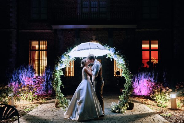 Photographe Mariage Hauts De France - Photo de nuit des mariés avec parapluie