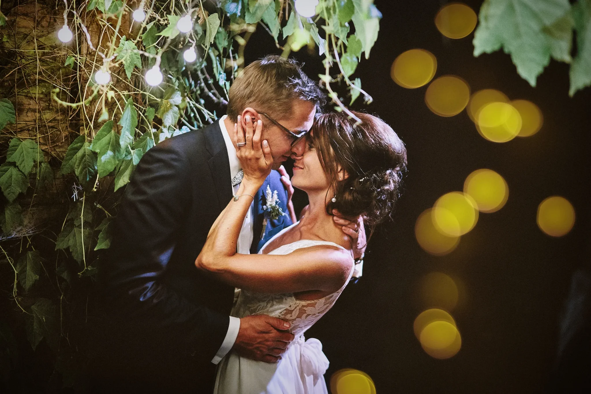 Regard émouvant de la mariée lors de la cérémonie, capturé par le photographe de mariage Christophe Blaszkowski à Lille ou dans une ville du Nord.