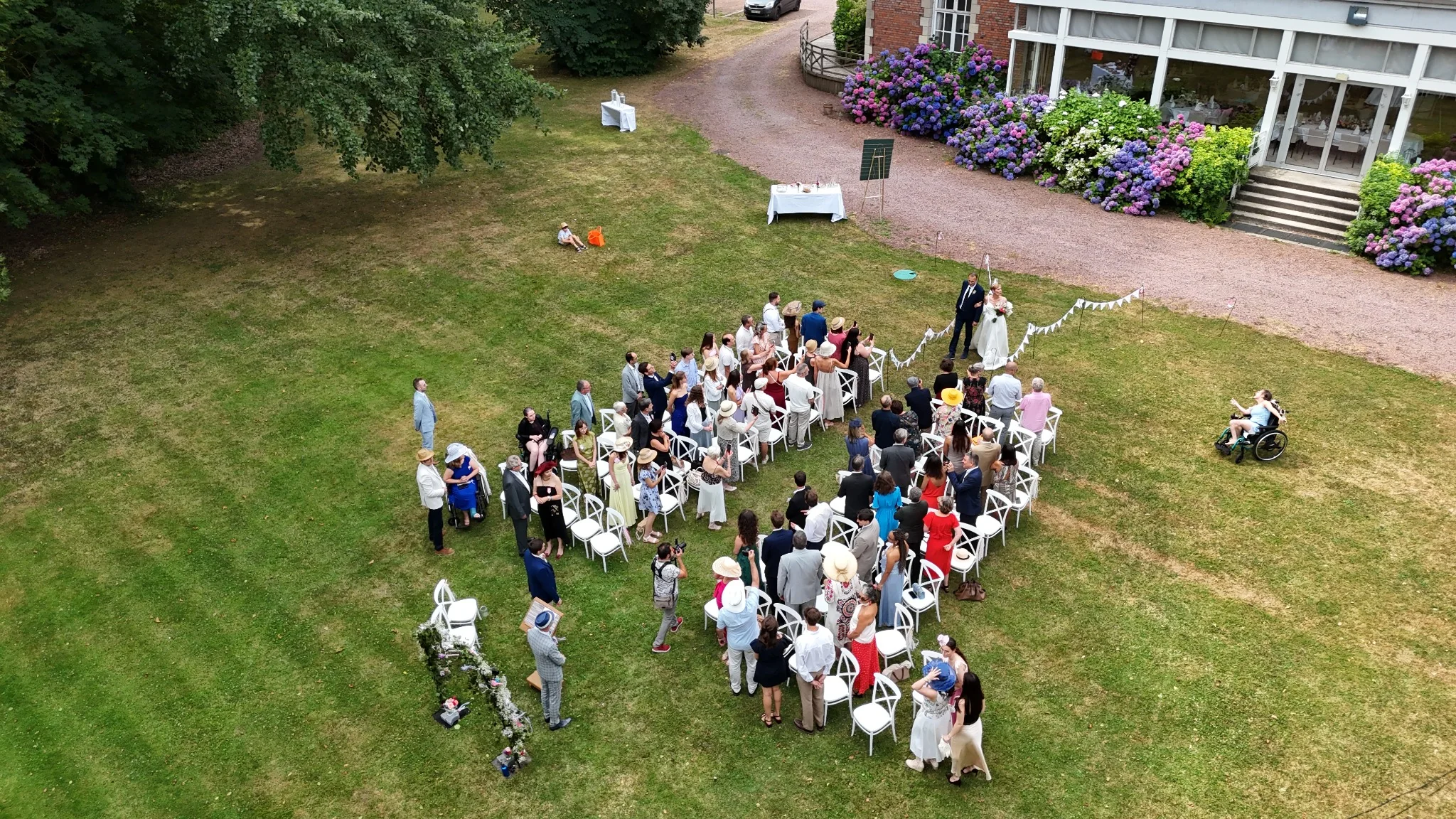 Cérémonie dans le parc du Château de Prémesques vue par drone