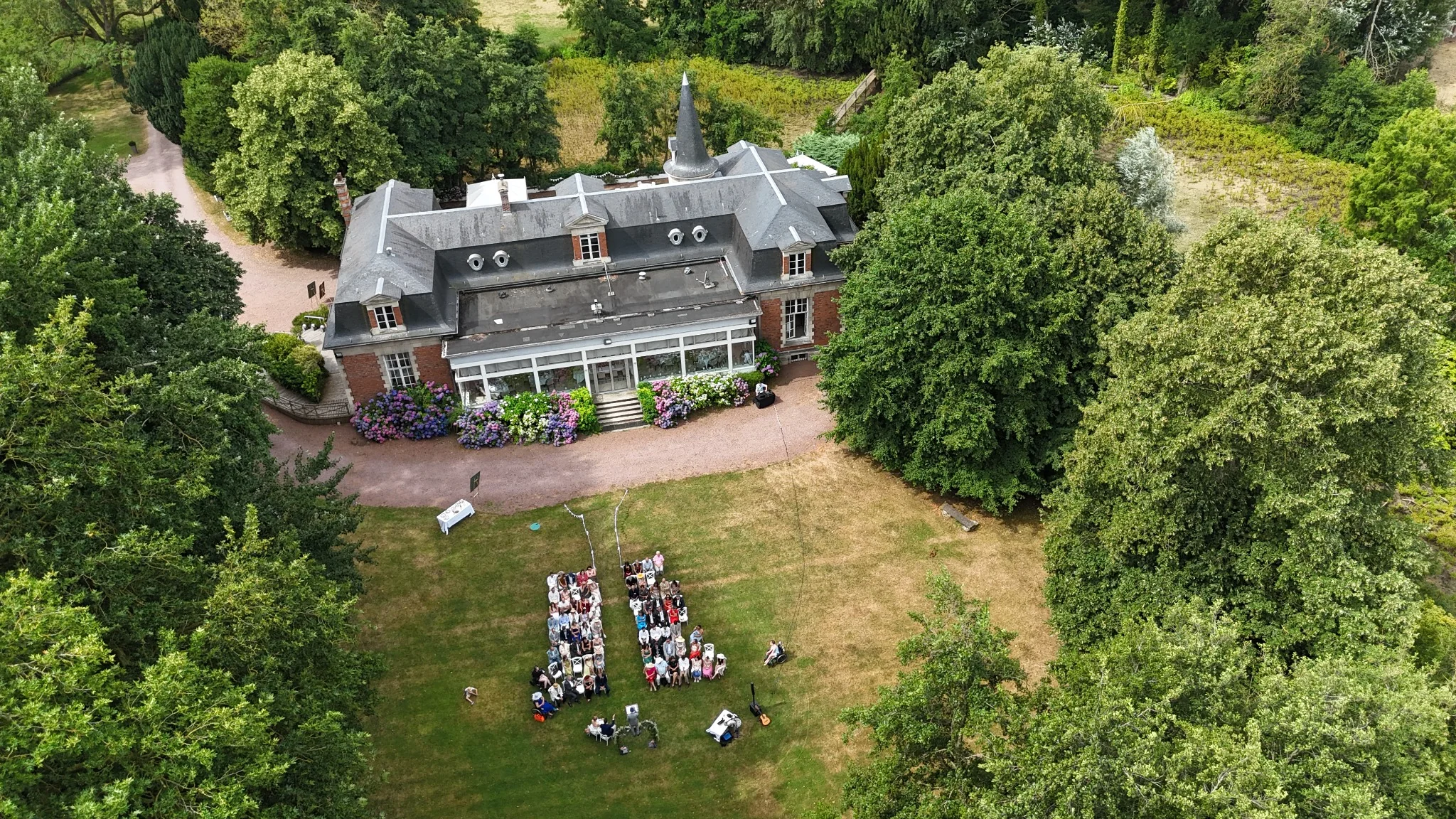 Vue aérienne du Château de Prémesques pendant un mariage